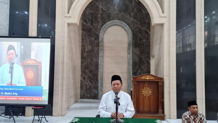 KAJIAN AHAD "KUNCI HIDUP BIJAK DI ERA GADUH" BERSAMA PROF. DR. BIYANTO, M. Pd